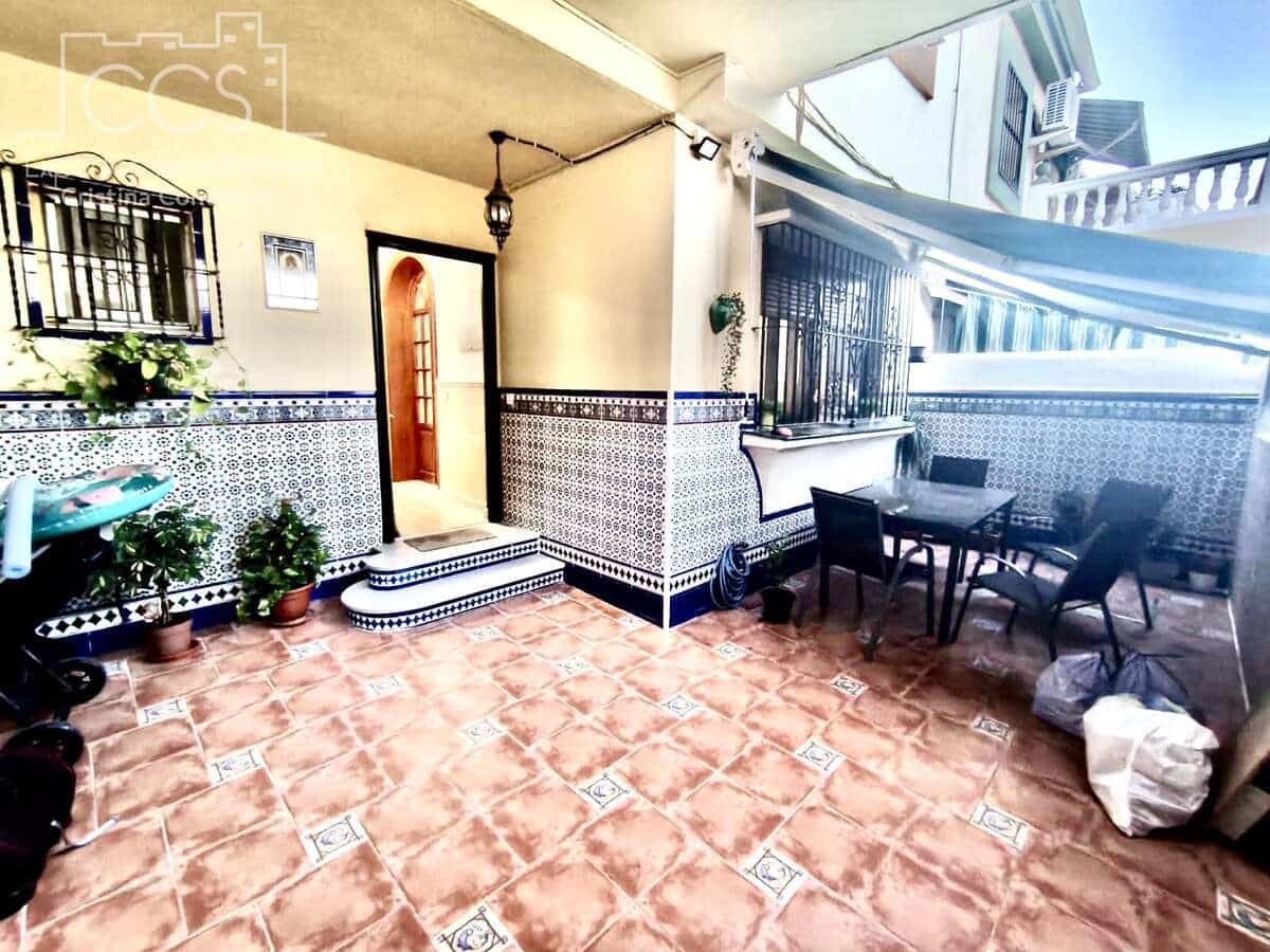 4 sovrum Hus att hyra i Dos Hermanas med pool garage - 1 300 € (Ref: 10014962)
