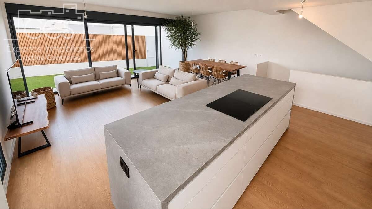 4 sovrum Semi-fristående Villa till salu i Mairena del Aljarafe med garage - 480 000 € (Ref: 10044324)