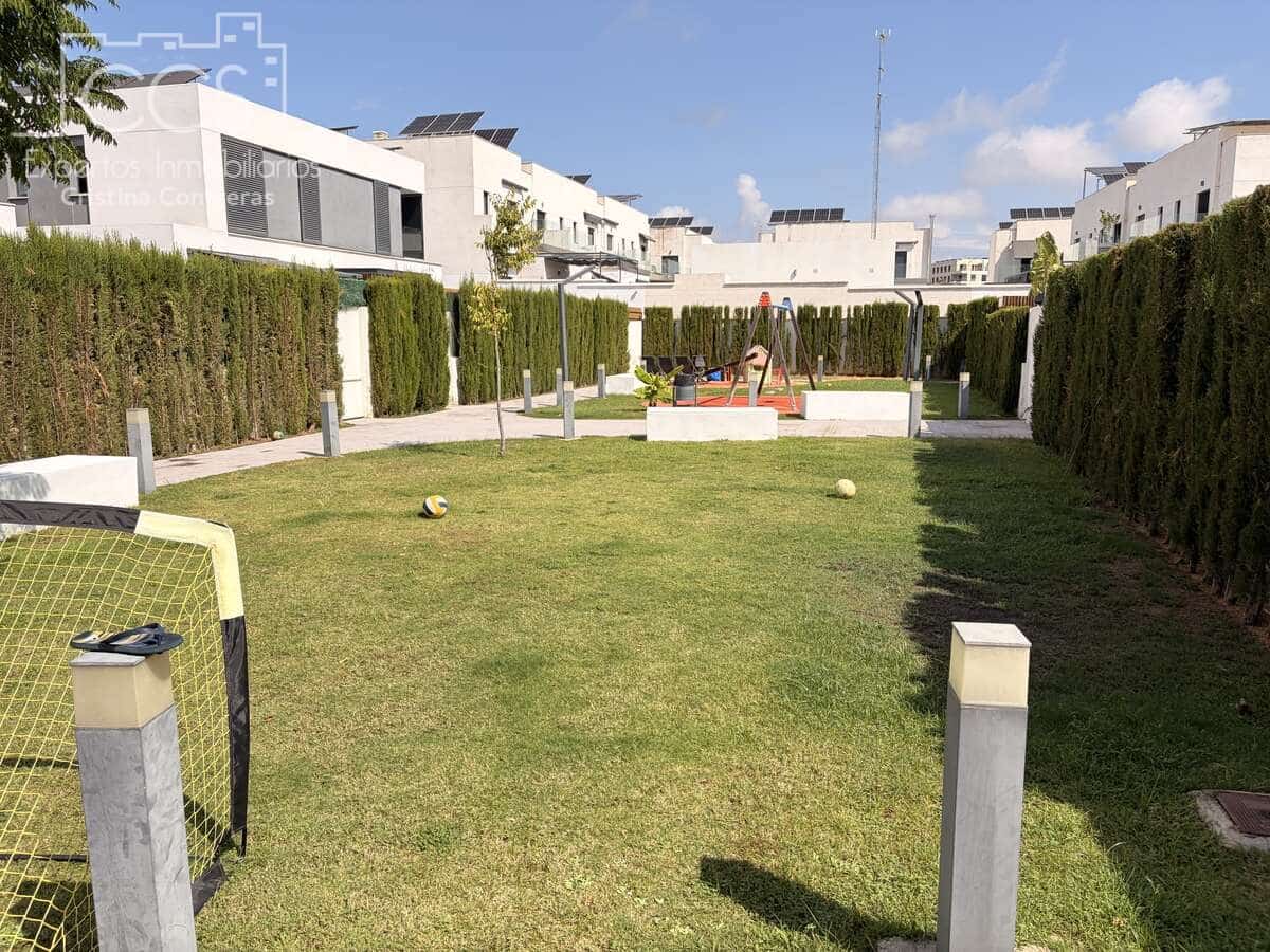4 sovrum Semi-fristående Villa till salu i Mairena del Aljarafe med garage - 480 000 € (Ref: 10044324)