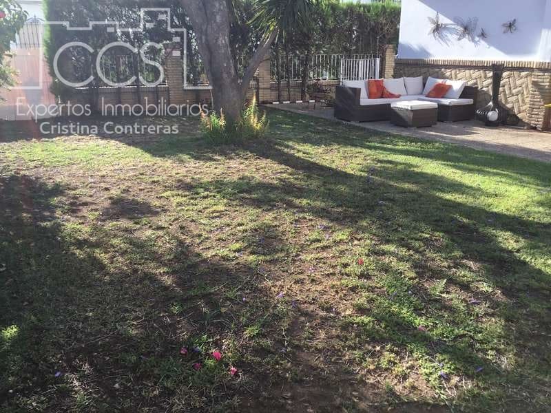 4 soveværelse Villa til salg i Sanlucar la Mayor med garage - € 390.000 (Ref: 4630153)