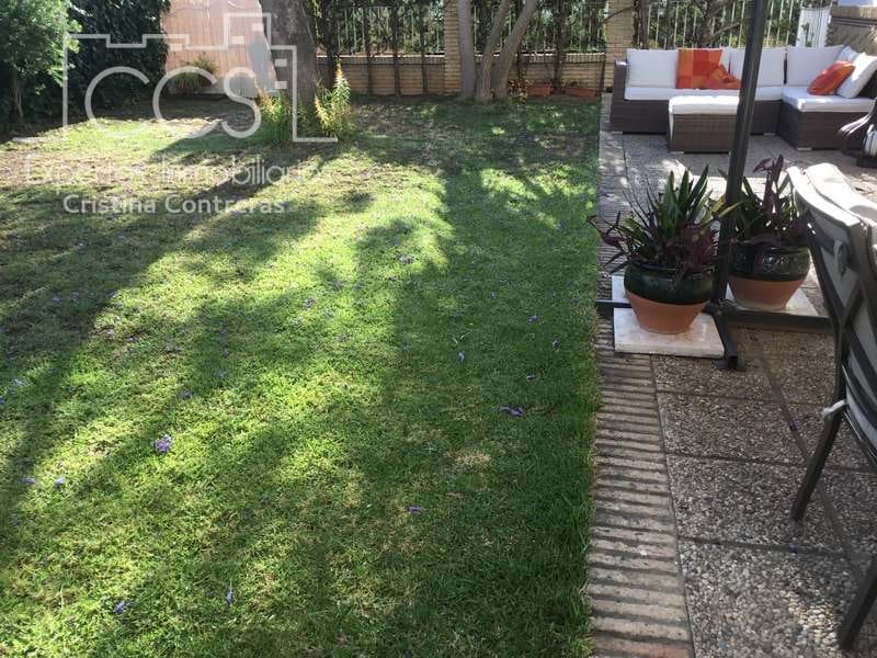 4 soveværelse Villa til salg i Sanlucar la Mayor med garage - € 390.000 (Ref: 4630153)