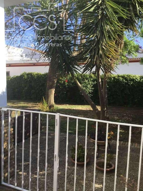 4 soveværelse Villa til salg i Sanlucar la Mayor med garage - € 390.000 (Ref: 4630153)