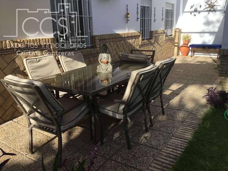 4 soveværelse Villa til salg i Sanlucar la Mayor med garage - € 390.000 (Ref: 4630153)