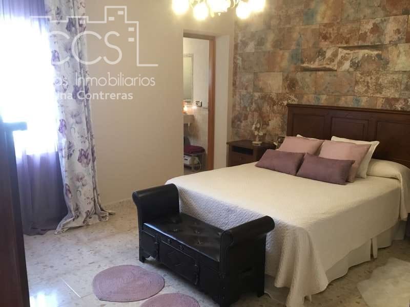 4 soveværelse Villa til salg i Sanlucar la Mayor med garage - € 390.000 (Ref: 4630153)