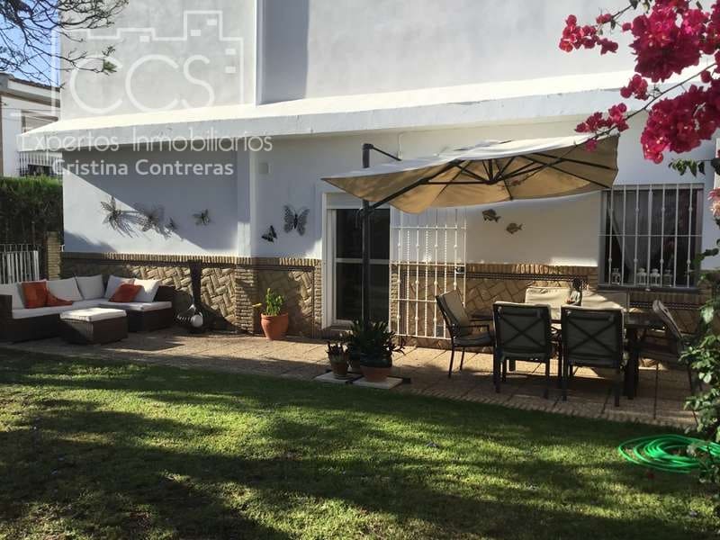 4 soveværelse Villa til salg i Sanlucar la Mayor med garage - € 390.000 (Ref: 4630153)