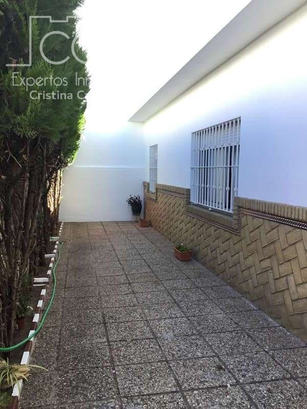 4 bedroom Villa for sale in Sanlucar la Mayor with garage - € 390,000 (Ref: 4630153)