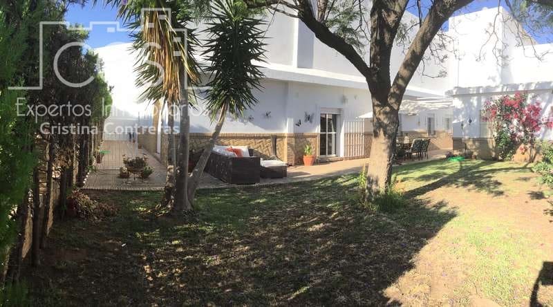4 bedroom Villa for sale in Sanlucar la Mayor with garage - € 390,000 (Ref: 4630153)