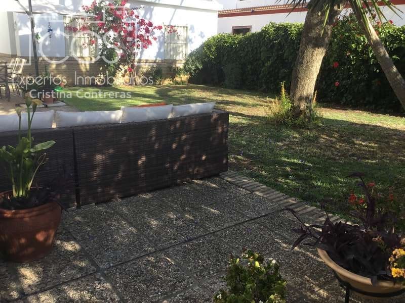 4 bedroom Villa for sale in Sanlucar la Mayor with garage - € 390,000 (Ref: 4630153)