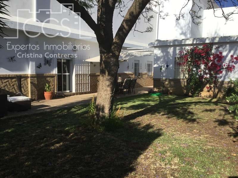 4 bedroom Villa for sale in Sanlucar la Mayor with garage - € 390,000 (Ref: 4630153)