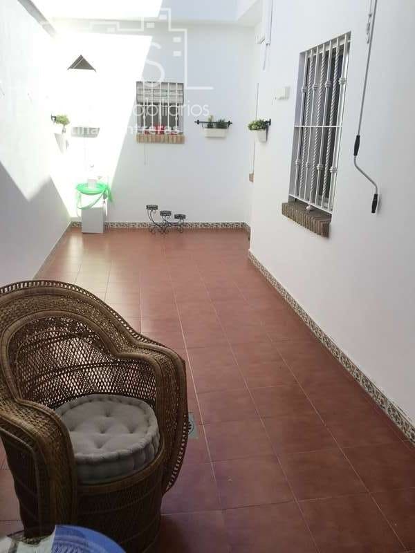 4 bedroom Villa for sale in Sanlucar la Mayor with garage - € 390,000 (Ref: 4630153)