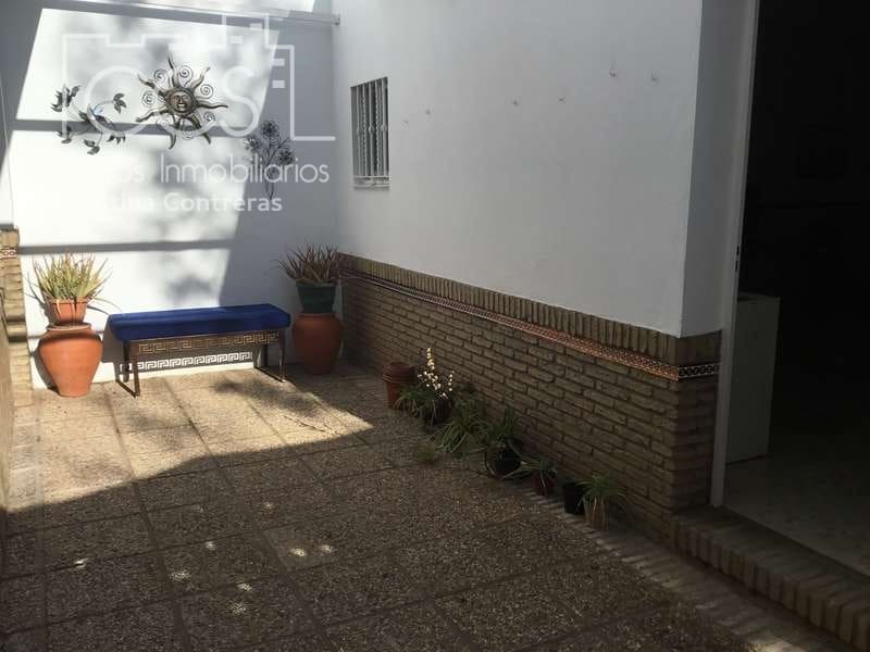 4 bedroom Villa for sale in Sanlucar la Mayor with garage - € 390,000 (Ref: 4630153)