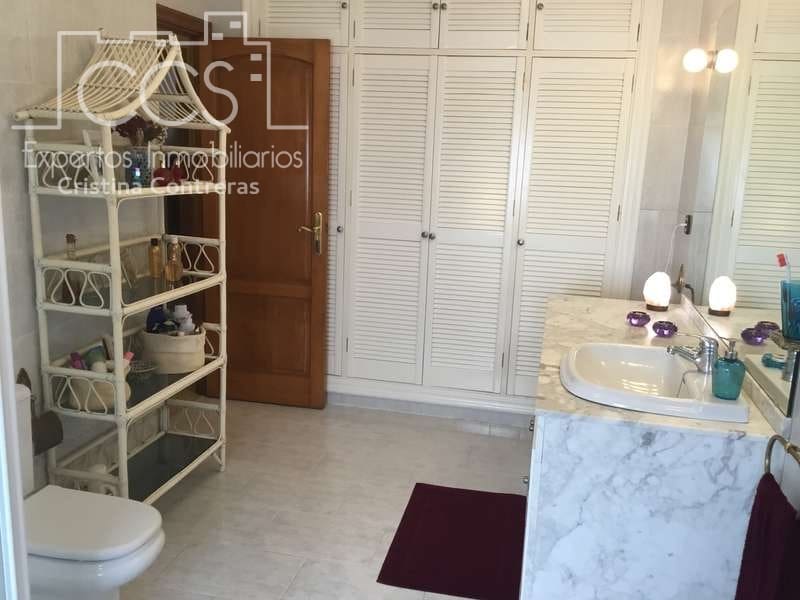 4 bedroom Villa for sale in Sanlucar la Mayor with garage - € 390,000 (Ref: 4630153)