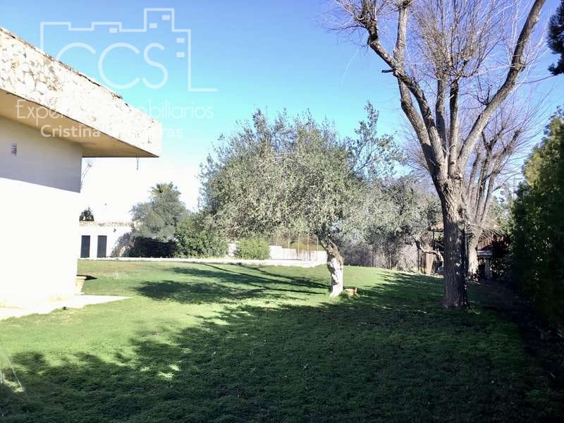 5 bedroom Villa for sale in Sanlucar la Mayor with pool - € 350,000 (Ref: 6732498)