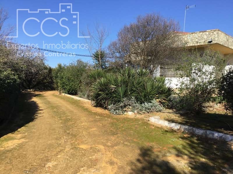 5 bedroom Villa for sale in Sanlucar la Mayor with pool - € 350,000 (Ref: 6732498)