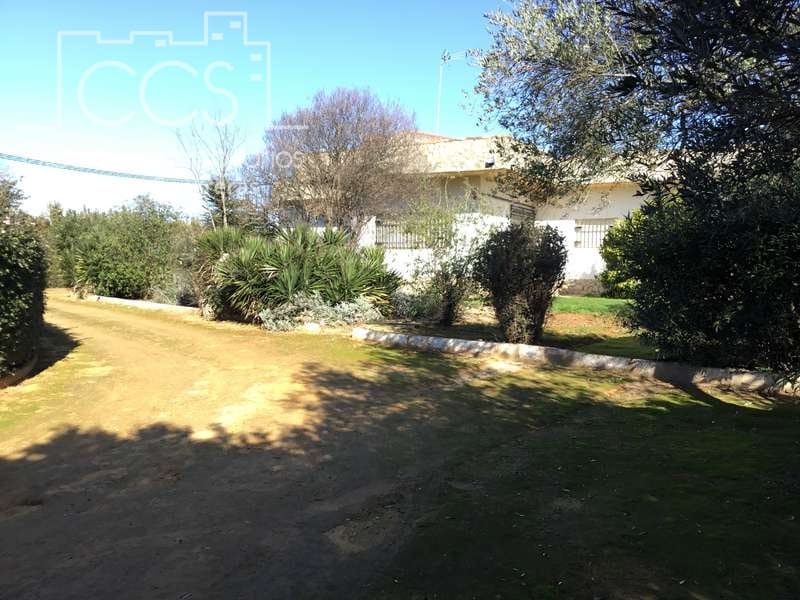 5 bedroom Villa for sale in Sanlucar la Mayor with pool - € 350,000 (Ref: 6732498)