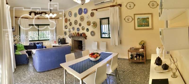 5 bedroom Villa for sale in Sanlucar la Mayor with pool - € 350,000 (Ref: 6732498)