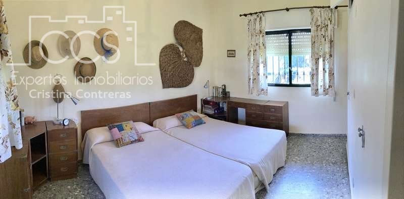 5 bedroom Villa for sale in Sanlucar la Mayor with pool - € 350,000 (Ref: 6732498)