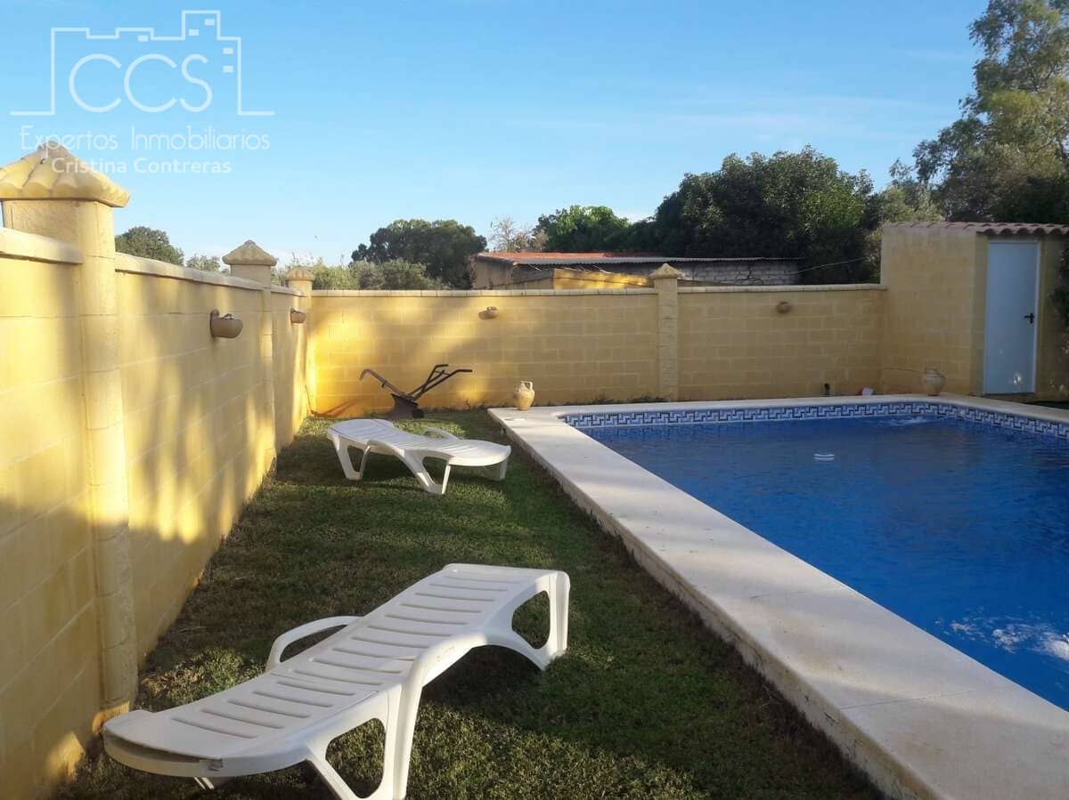 3 soveværelse Villa til salg i Carmona med swimmingpool - € 220.000 (Ref: 8816951)