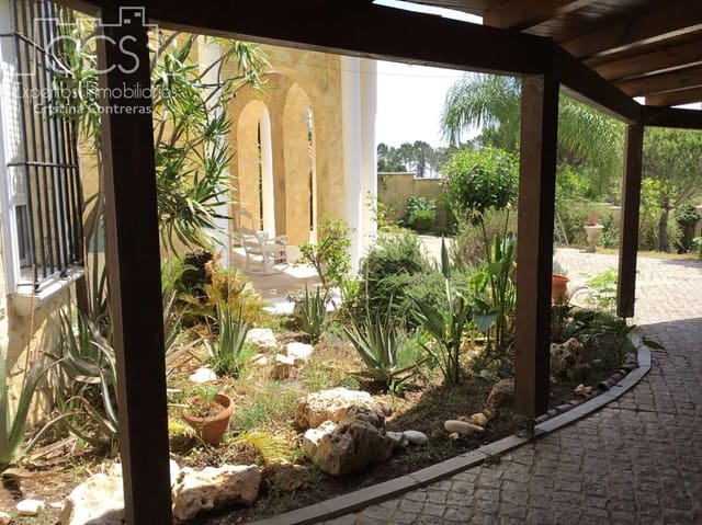 Chalet de 6 habitaciones en Lepe en venta con piscina garaje - 395.000 € (Ref: 9109959)