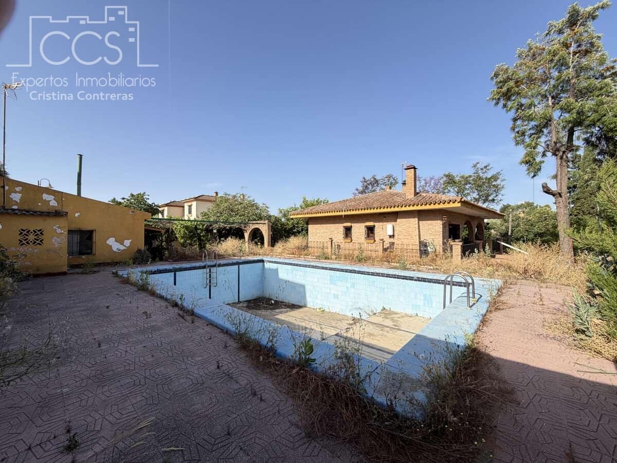 4 bedroom Villa for sale in Mairena del Alcor with pool garage - € 330,000 (Ref: 9972544)