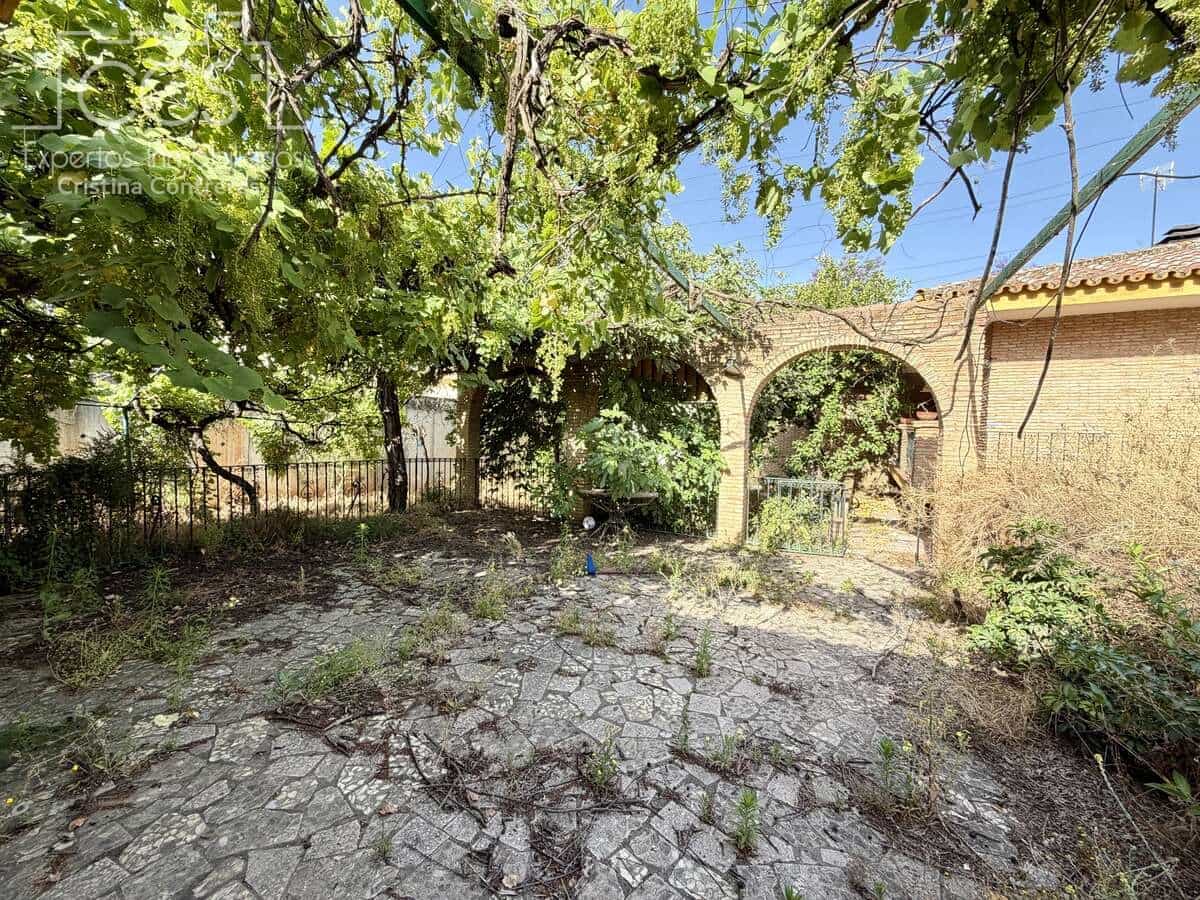 4 bedroom Villa for sale in Mairena del Alcor with pool garage - € 330,000 (Ref: 9972544)