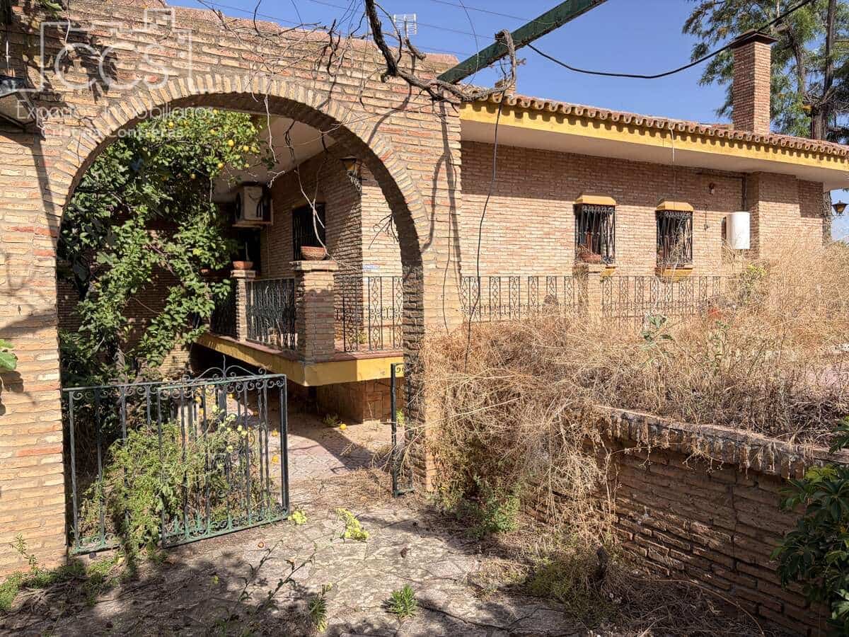 4 bedroom Villa for sale in Mairena del Alcor with pool garage - € 330,000 (Ref: 9972544)