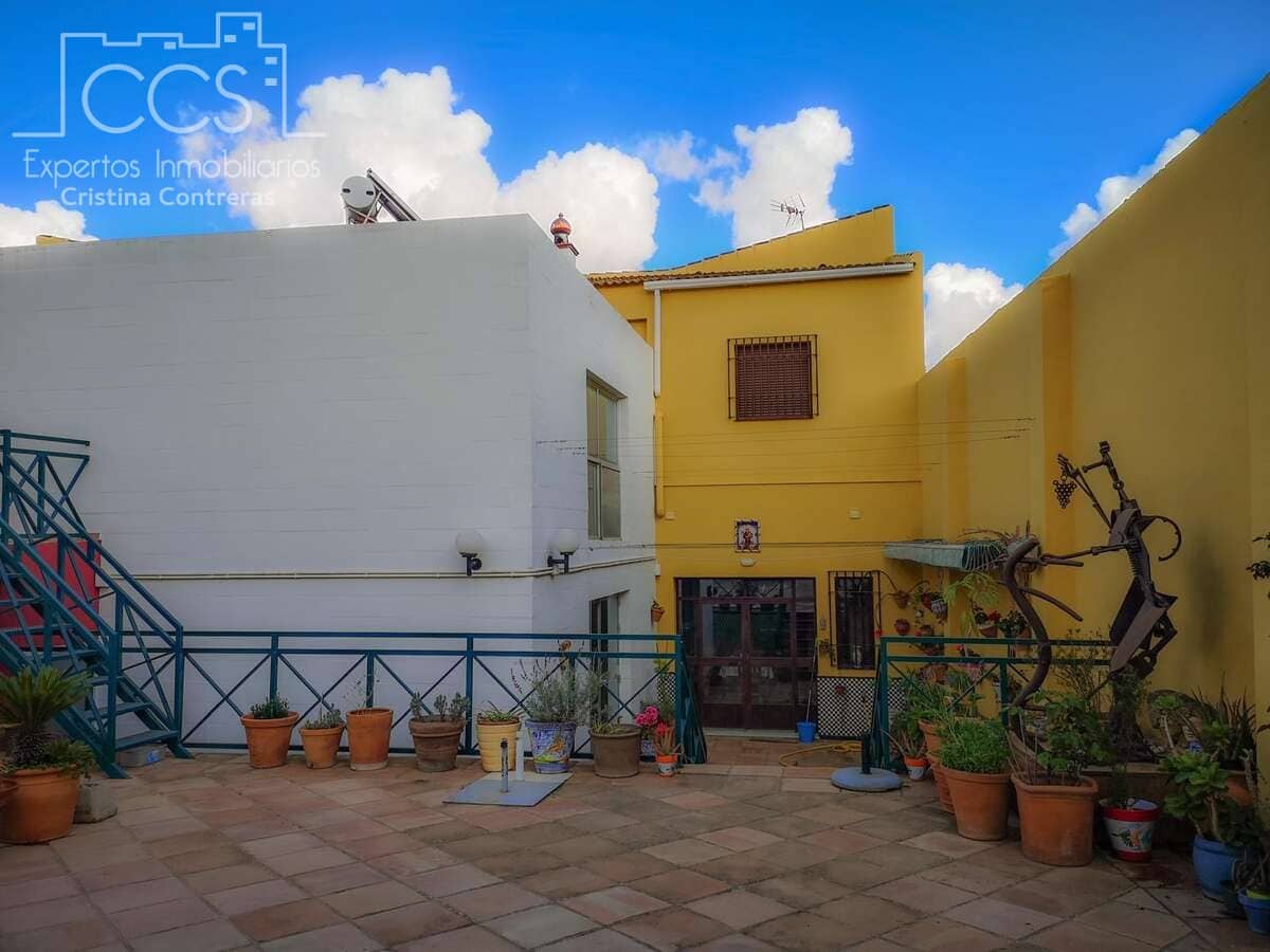 6 bedroom Townhouse for sale in Bollullos Par del Condado with pool garage - € 700,000 (Ref: 9976685)