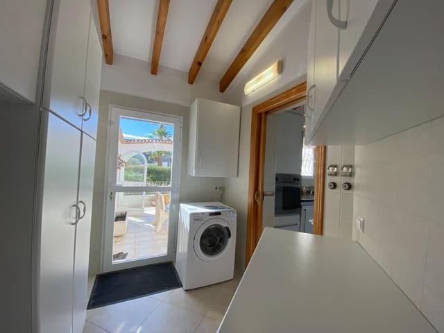 Chalet de 3 habitaciones en Dénia en venta con piscina - 580.000 € (Ref: 8576596)