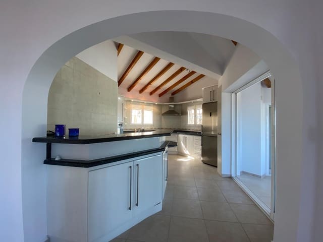 Chalet de 3 habitaciones en Dénia en venta con piscina - 580.000 € (Ref: 8576596)