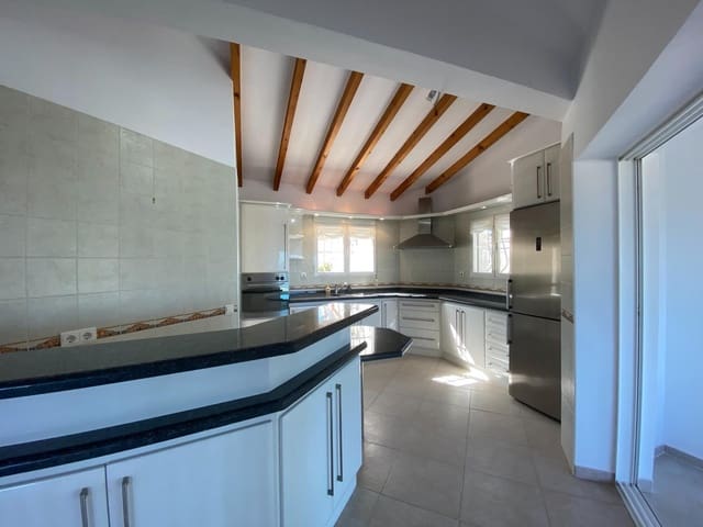 Chalet de 3 habitaciones en Dénia en venta con piscina - 580.000 € (Ref: 8576596)
