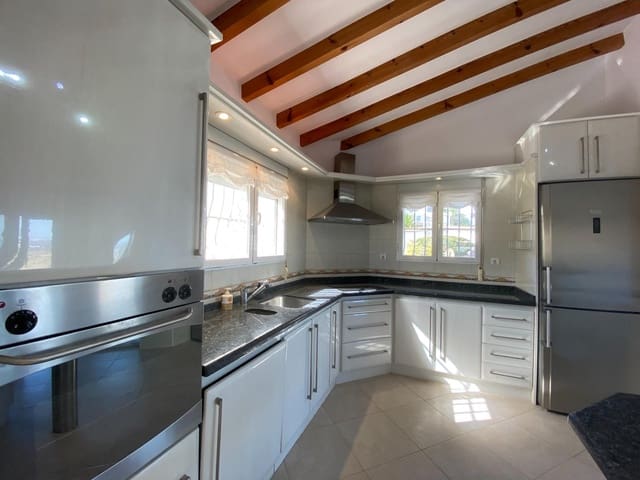 Chalet de 3 habitaciones en Dénia en venta con piscina - 580.000 € (Ref: 8576596)