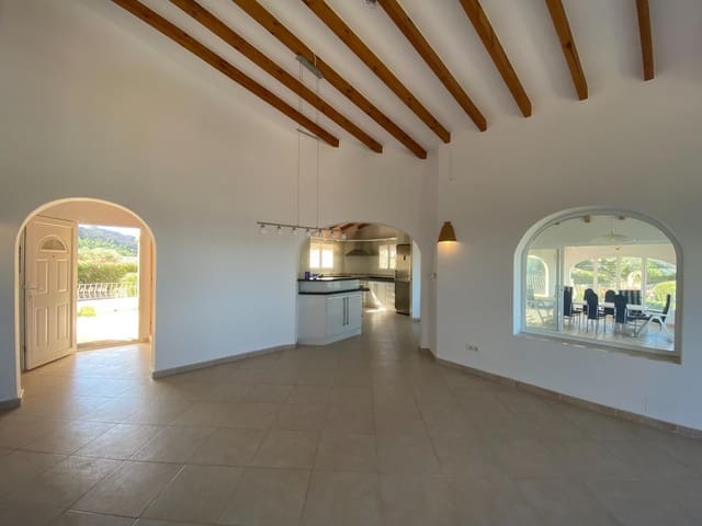 Chalet de 3 habitaciones en Dénia en venta con piscina - 580.000 € (Ref: 8576596)