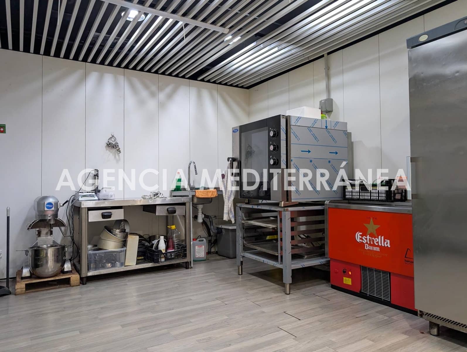 Commercial for rent in Valencia city - € 3,300 (Ref: 8867298)