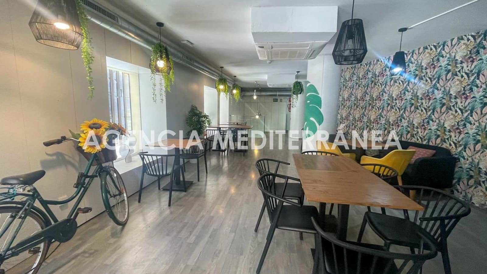 Kommersiell til leie i Valencia by - € 3 300 (Ref: 8867298)