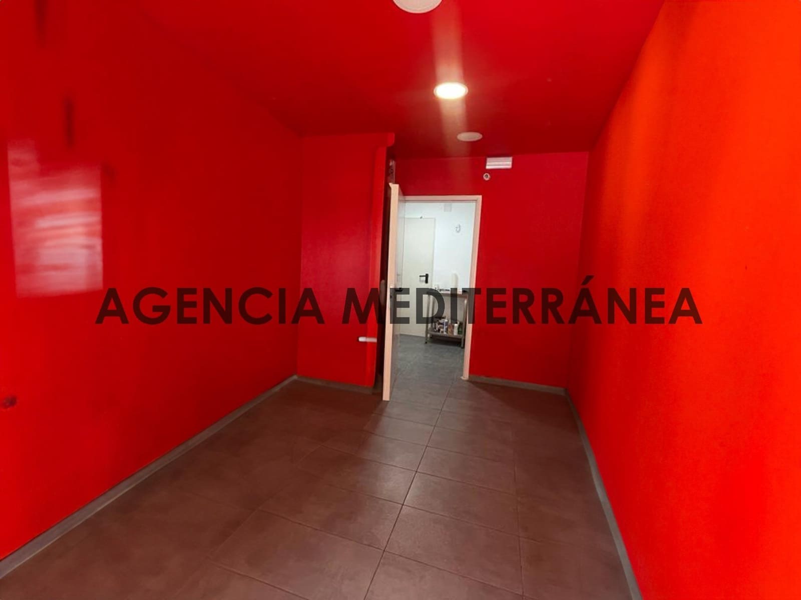 Erhverv til salg i Valencia by - € 62.000 (Ref: 8946651)