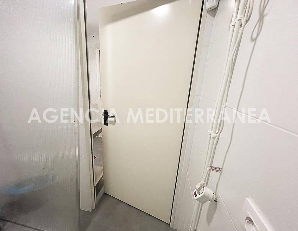 Erhverv til salg i Valencia by - € 62.000 (Ref: 8946651)