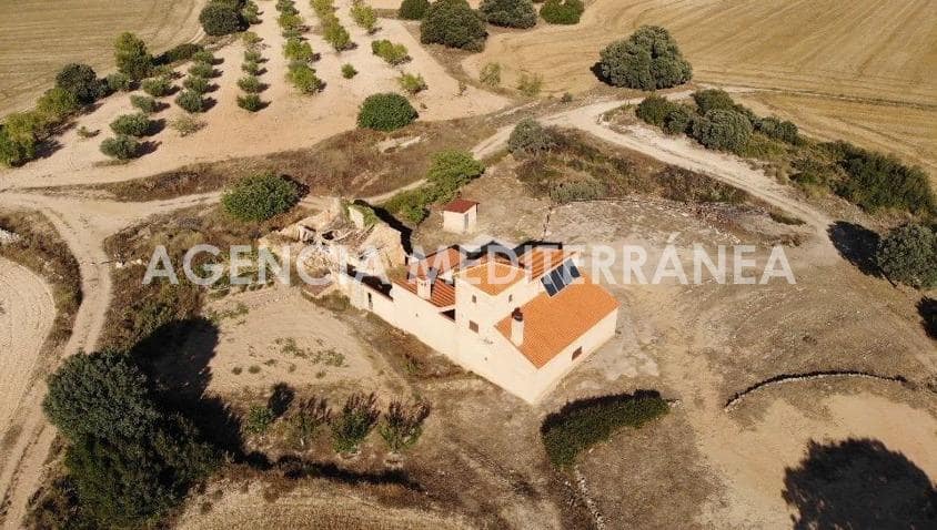6 soveværelse Finca/Landehus til salg i Almansa med swimmingpool garage - € 560.000 (Ref: 8946656)