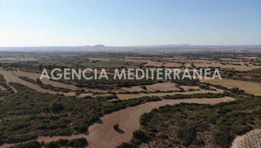 6 soveværelse Finca/Landehus til salg i Almansa med swimmingpool garage - € 560.000 (Ref: 8946656)