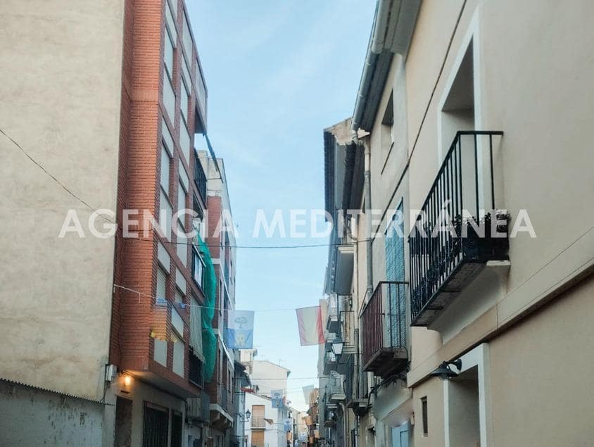 Piso de 6 habitaciones en Navajas en venta - 139.000 € (Ref: 8948990)