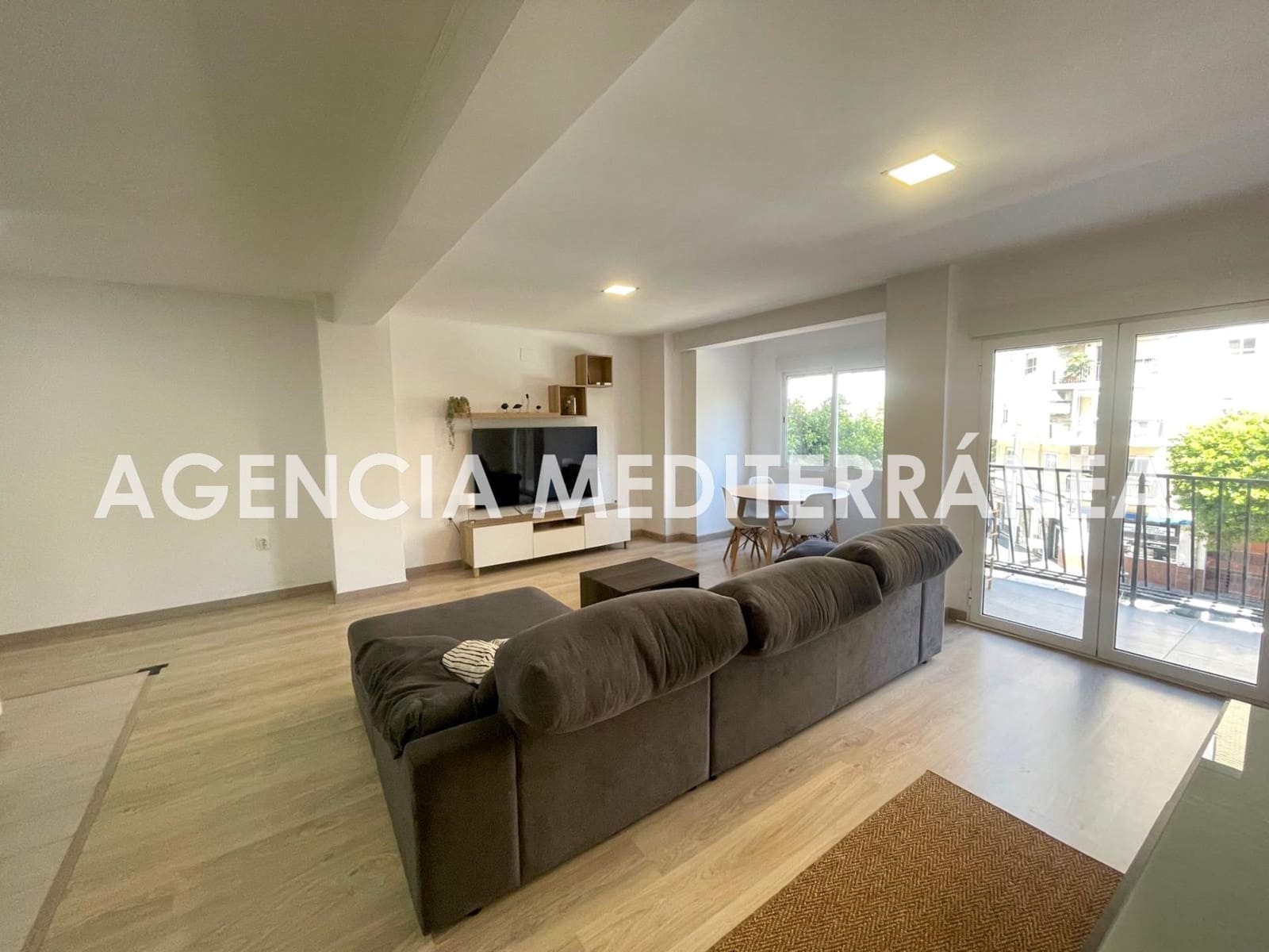 3 slaapkamer Flat te huur in Valencia stad - € 2.000 (Ref: 9023555)
