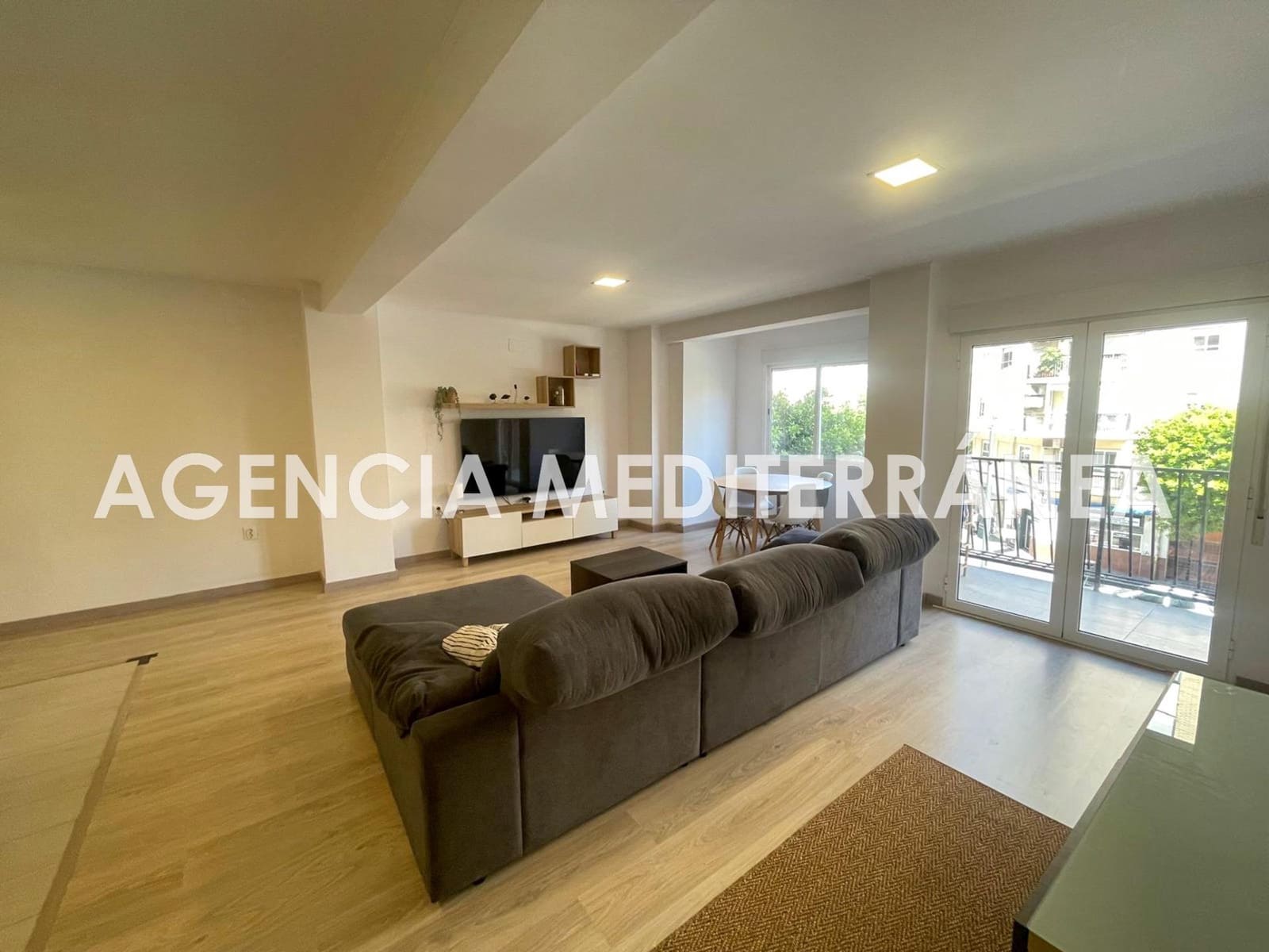 3 slaapkamer Flat te huur in Valencia stad - € 2.000 (Ref: 9023555)