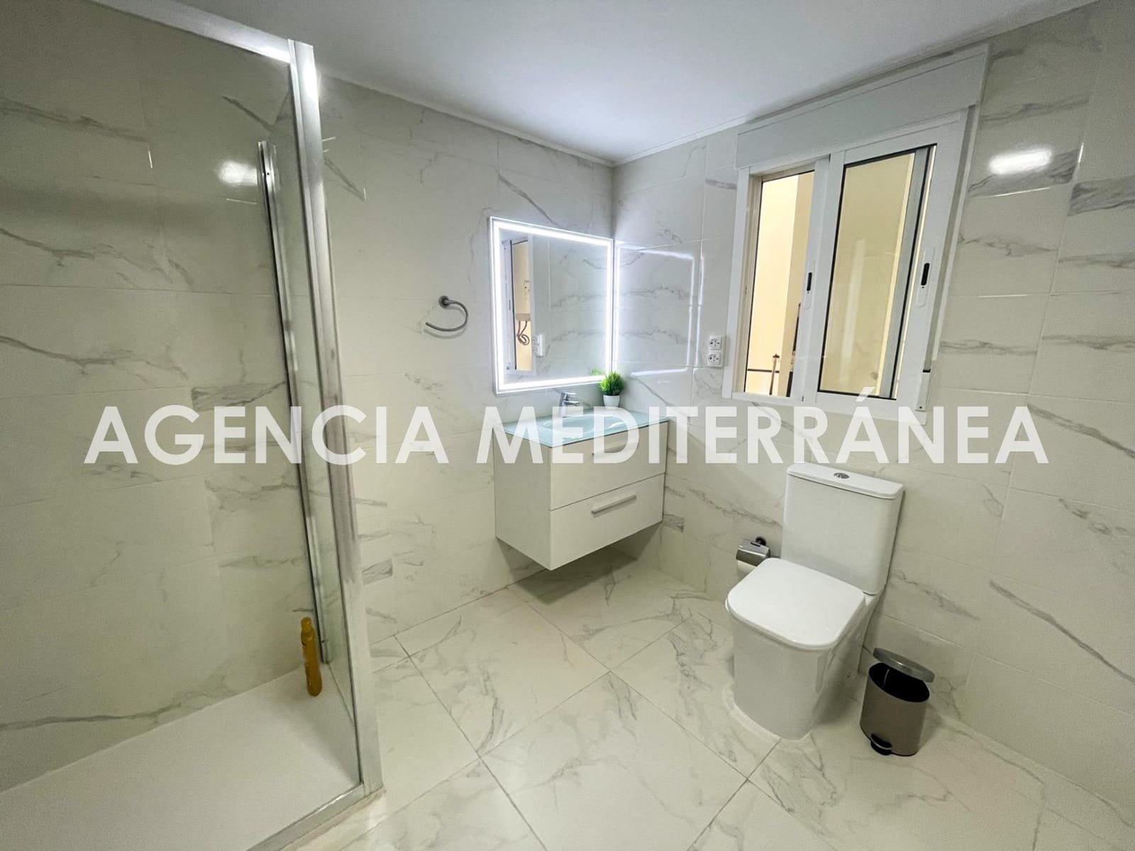 3 slaapkamer Flat te huur in Valencia stad - € 2.000 (Ref: 9023555)