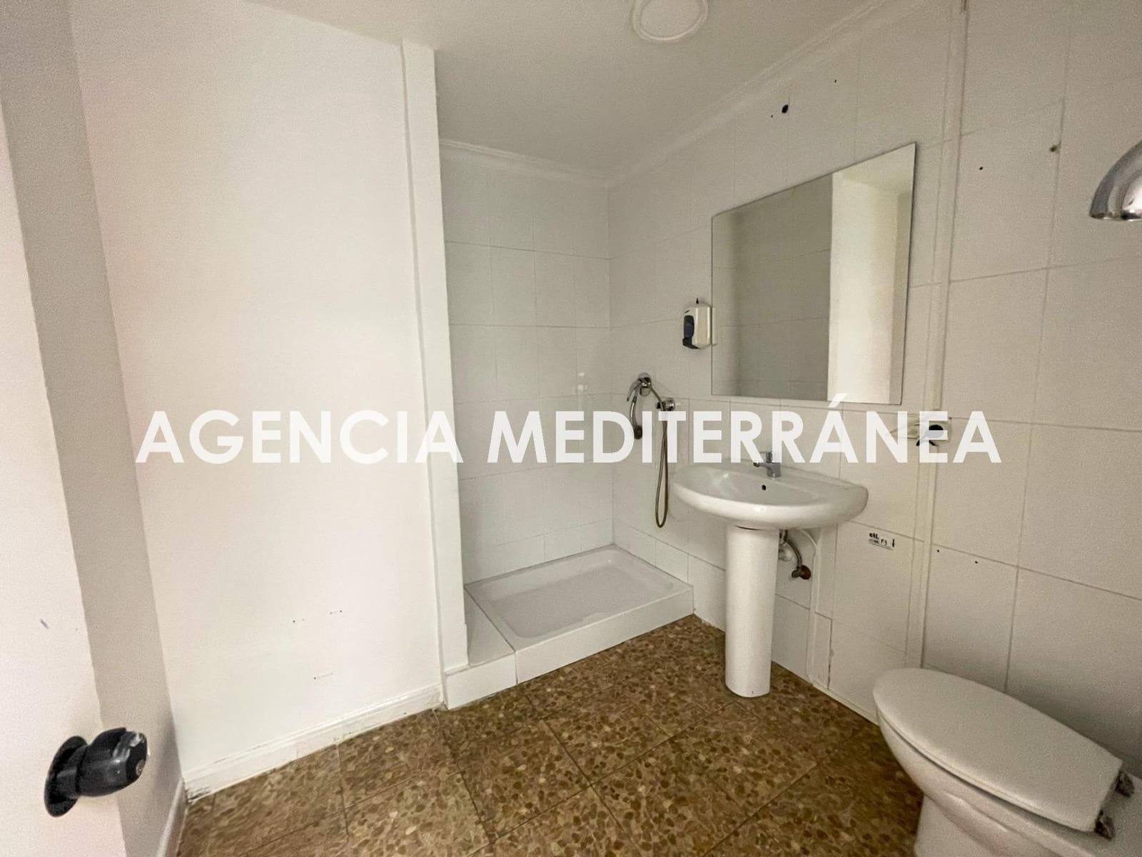 Erhverv til leje i Valencia by - € 1.150 (Ref: 9048891)