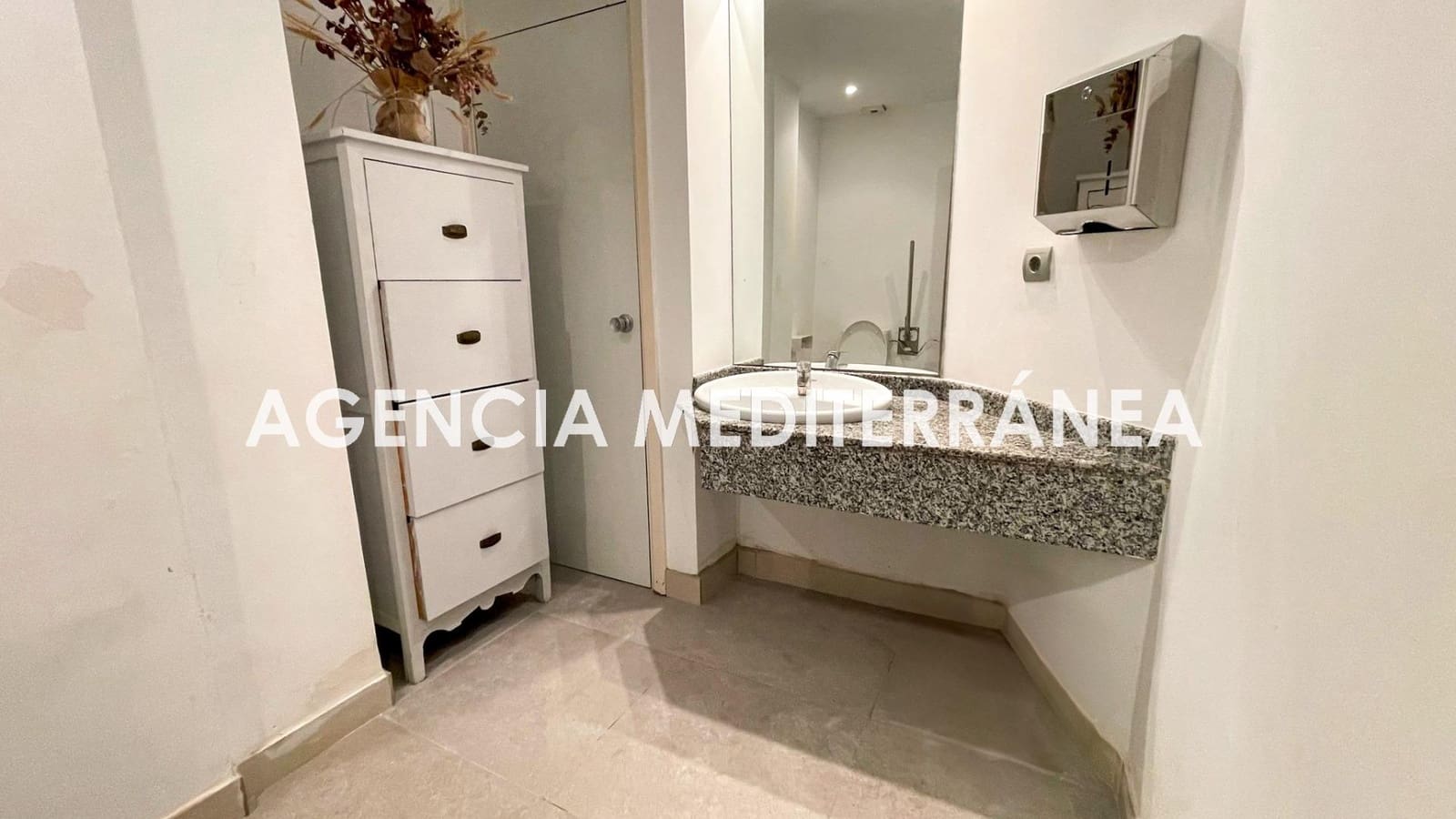 Local Comercial de 13 habitaciones en València ciudad en venta - 580.000 € (Ref: 9142957)