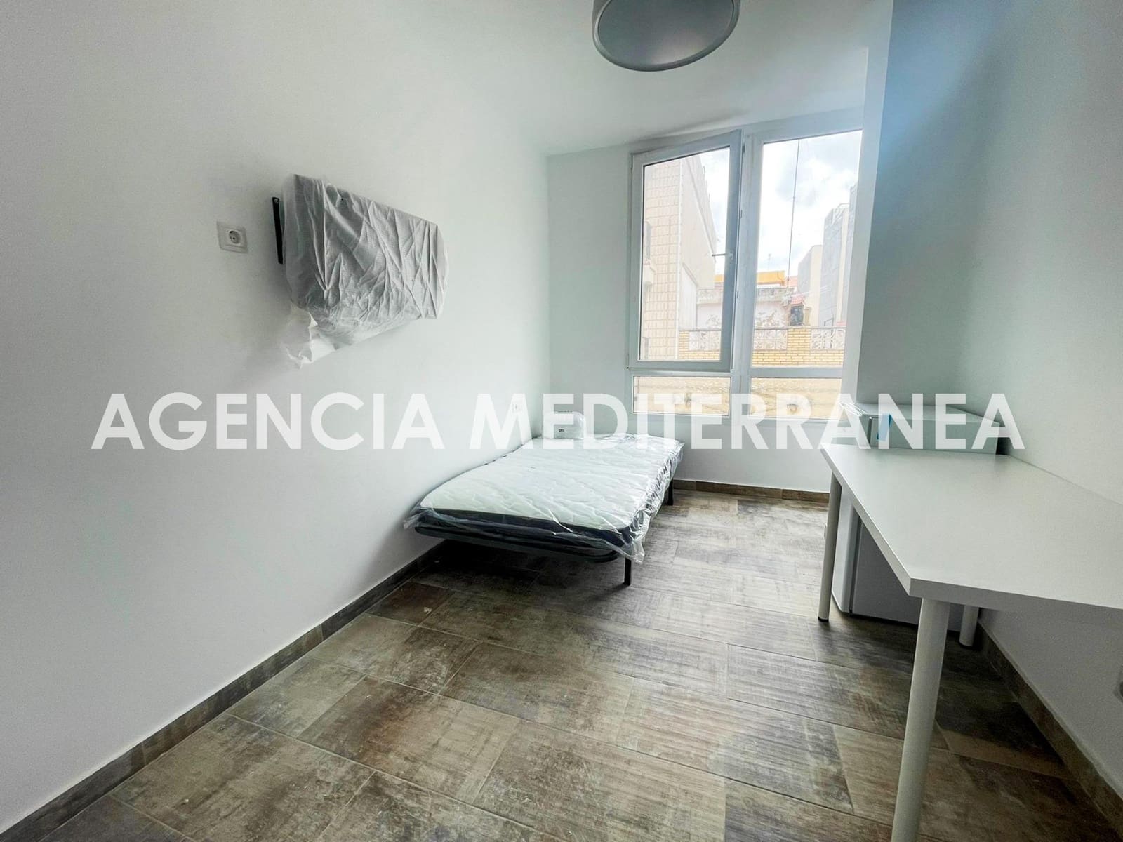 5 soveværelse Lejlighed til leje i Burjassot - € 325 (Ref: 9197805)