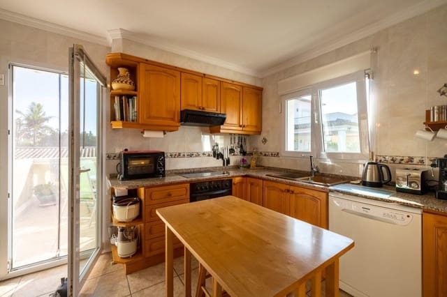 4 sypialnia Willa na sprzedaż w Centro Urbano, Dénia z basenem garażem - 550 000 € (Ref: 9285301)