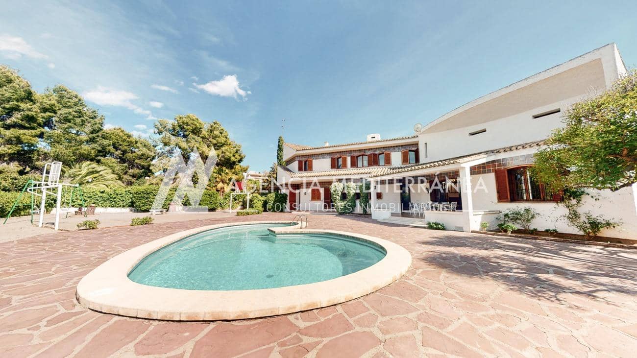 4 bedroom Villa for sale in La Canada with pool garage - € 699,000 (Ref: 9310964)