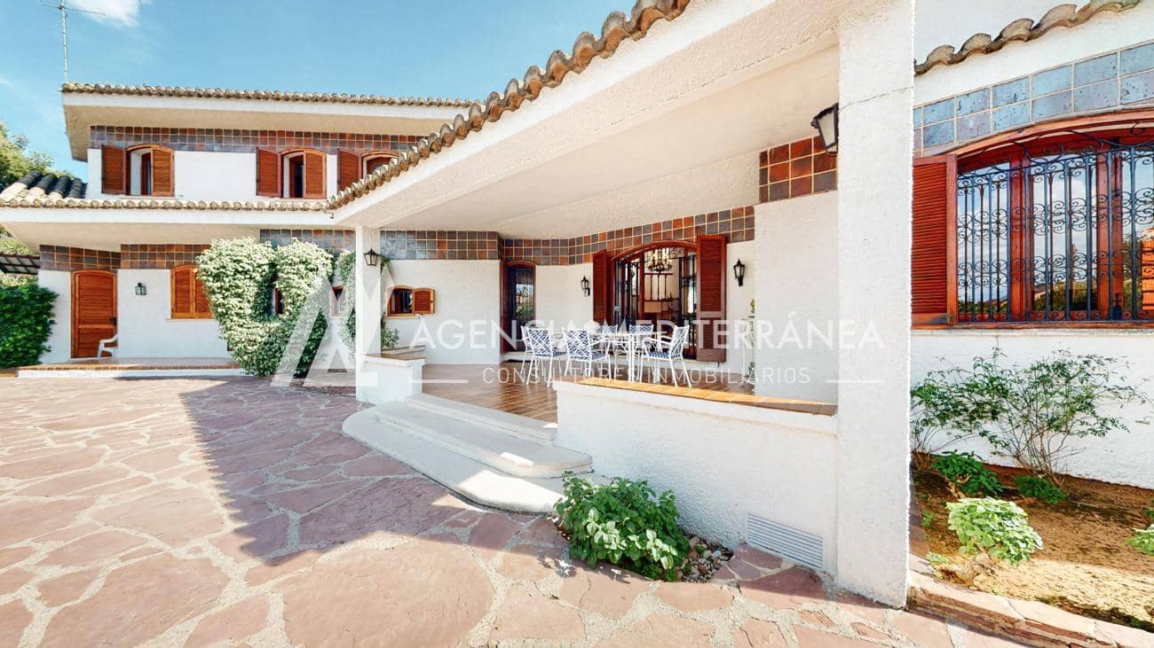 4 bedroom Villa for sale in La Canada with pool garage - € 699,000 (Ref: 9310964)