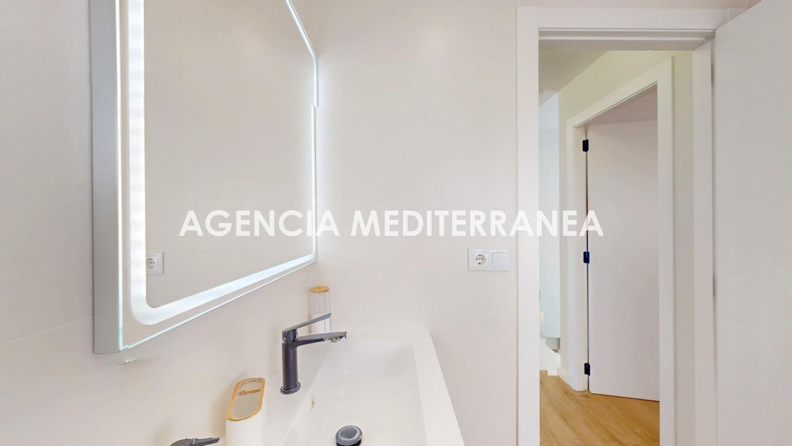 4 soveværelse Villa til salg i La Pobla de Vallbona med swimmingpool garage - € 789.000 (Ref: 9401185)