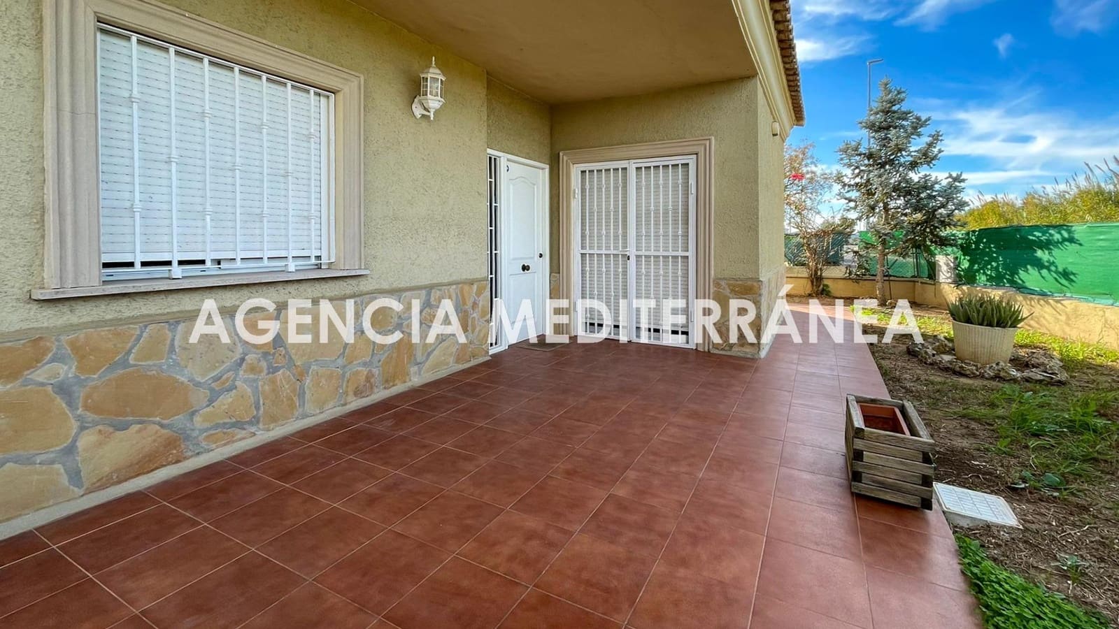 Chalet de 3 habitaciones en La Pobla de Vallbona en venta - 270.000 € (Ref: 9497310)